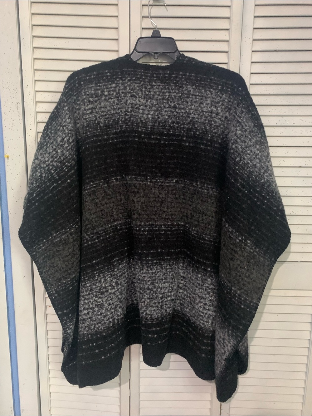 Woolrich Black and Gray Open-Front Knit Poncho Cape One Size - Picture 6 of 7